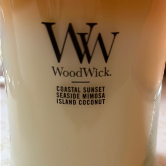 NEW - Woodwick Pink and Cream Candle with Layered Design - Picture 5 of 6
